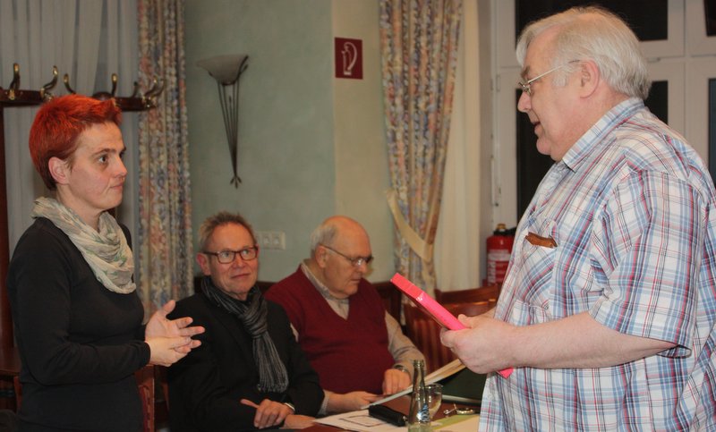 Vorsitzende Frau Ebert bedankt sich bei Manfred Schmidt mit einem Gastgeschenk